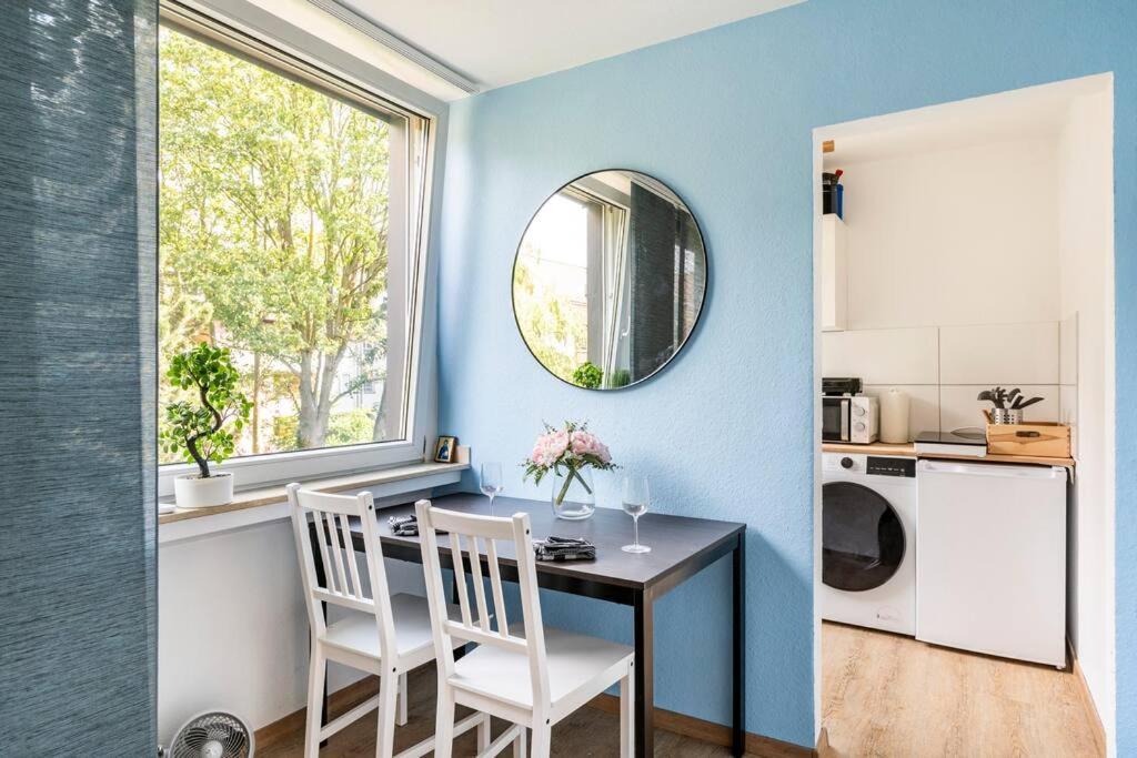 Apartment - Heavenly In The Heart Of - 2 Mins Hbf Station - Big Tv & Working Space & Netflix -