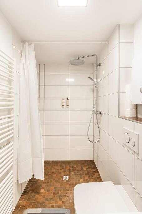 - Heavenly In The Heart Of - 2 Mins Hbf Station - Big Tv & Working Space & Netflix - Duisburg