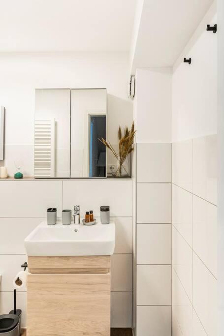 - Heavenly In The Heart Of - 2 Mins Hbf Station - Big Tv & Working Space & Netflix - Appartement *