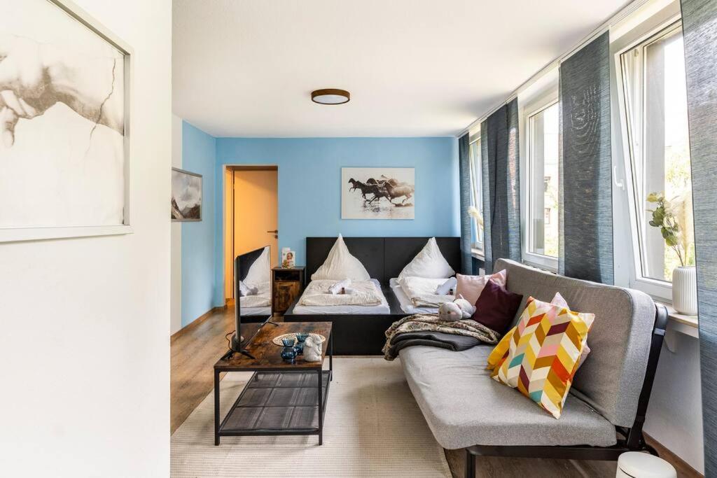 Apartment - Heavenly In The Heart Of - 2 Mins Hbf Station - Big Tv & Working Space & Netflix -