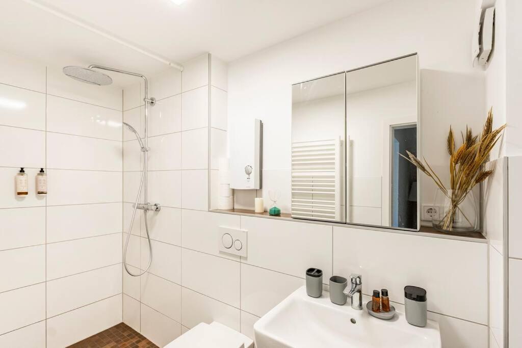 Apartment - Heavenly In The Heart Of - 2 Mins Hbf Station - Big Tv & Working Space & Netflix - Duisburg