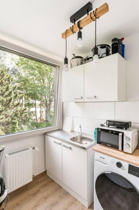 Appartement - Heavenly In The Heart Of - 2 Mins Hbf Station - Big Tv & Working Space & Netflix -