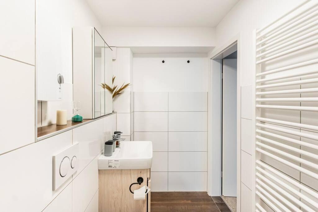 Appartement - Heavenly In The Heart Of - 2 Mins Hbf Station - Big Tv & Working Space & Netflix - *