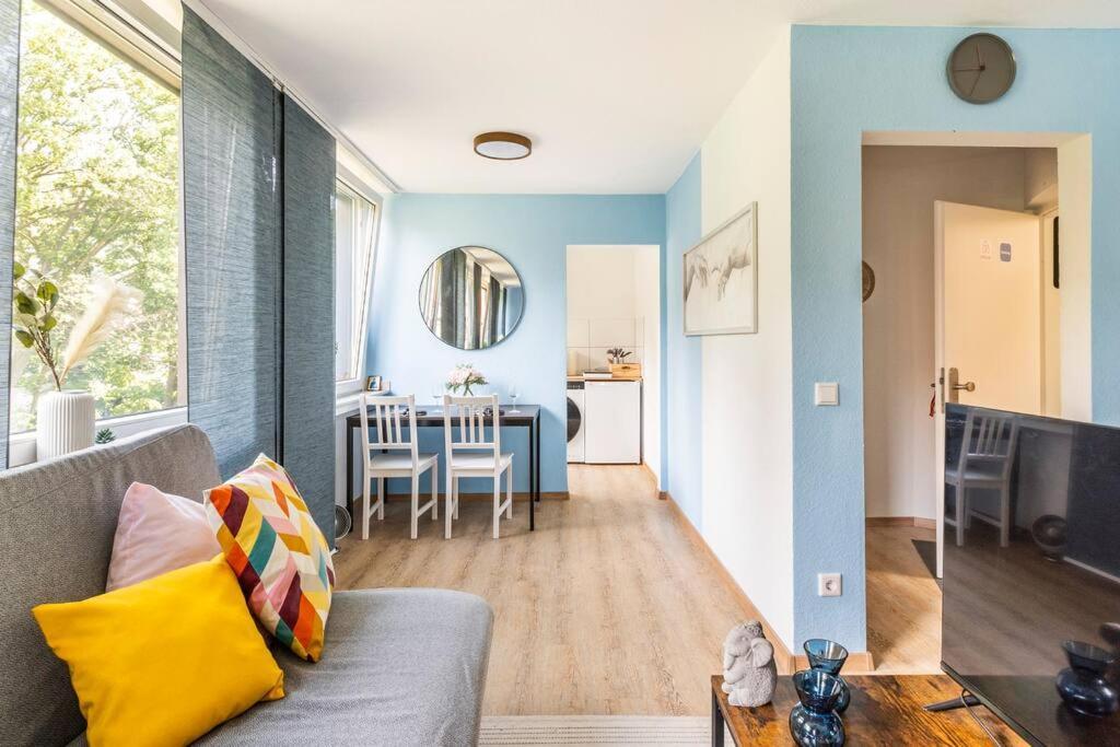 Apartment - Heavenly In The Heart Of - 2 Mins Hbf Station - Big Tv & Working Space & Netflix - *